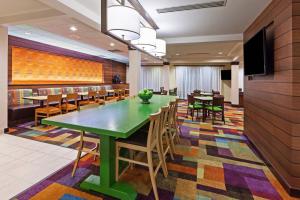 une salle à manger avec une table et des chaises vertes dans l'établissement Fairfield Inn and Suites by Marriott Austin Northwest/The Domain Area, à Austin