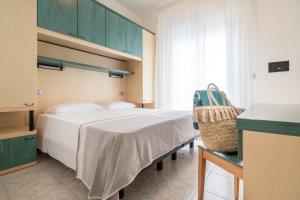 利多迪迪耶索洛的住宿－Hotel Ettoral，一间卧室配有一张床和一个绿色的橱柜