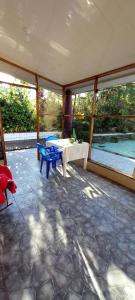 a patio with a table and chairs and a pool at Maison du Bonheur CABALLO DEL MAR à 2 minutes de la PLAGE in Parrita