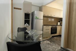 Кухня или мини-кухня в Ifigenias apartment
