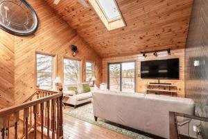 Arrowhead LakeWaterfront Stagshead Lakehouse at Lake Arrowhead的配有沙发和平板电视的客厅