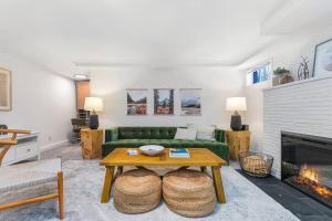 uma sala de estar com um sofá verde e uma lareira em Lilac In Law, Picturesque lower unit em Seattle