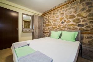 Postel nebo postele na pokoji v ubytování Petrini Spiti