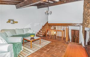 salon z kanapą i stołem w obiekcie 3 Bedroom Nice Home In Taulis w mieście Taulis