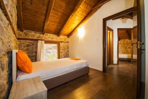 Postel nebo postele na pokoji v ubytování Petrini Spiti