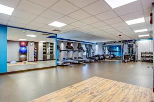 uma sala de fitness com um ginásio com máquinas de andar em Fairfield Inn & Suites by Marriott Springfield Holyoke em Holyoke
