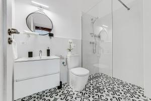 a bathroom with a toilet and a sink and a shower at ARI Central Apartment 2 in Arad
