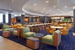Posezení v ubytování Courtyard by Marriott Toronto Markham