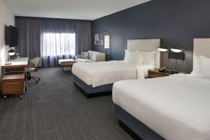 Postel nebo postele na pokoji v ubytování Courtyard by Marriott Toronto Markham