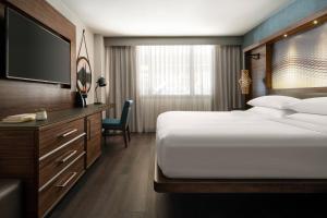 西塔科的住宿－西雅圖機場萬豪酒店，一间卧室配有一张床和一台平面电视