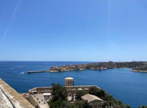 uma vista para uma grande massa de água em Valletta 3 Bedroom Apartment em Valletta