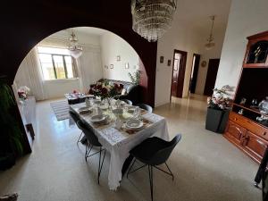 uma mesa numa sala de estar com uma toalha de mesa branca em Valletta 3 Bedroom Apartment em Valletta