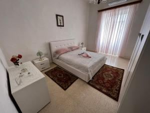 um quarto com uma cama e uma mesa com tapetes em Valletta 3 Bedroom Apartment em Valletta