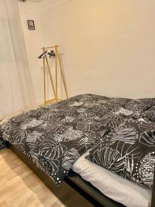 a black and white bed in a room at Bel Appart Alfortville -Quai Seine - 5mn de Paris in Alfortville