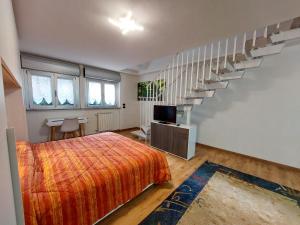 1 dormitorio con 1 cama y escalera en Appartamento privato con jacuzzi, en Legnano