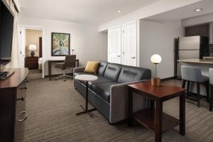 ein Wohnzimmer mit einem Sofa und einem Tisch in der Unterkunft Residence Inn by Marriott Seattle/Bellevue in Bellevue