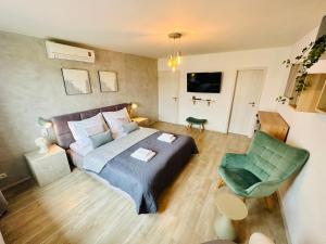Televízia a/alebo spoločenská miestnosť v ubytovaní Beautiful Apartment Dlouhá