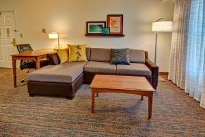 un soggiorno con divano e tavolo di Residence Inn by Marriott Memphis Southaven a Southaven