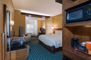 um quarto de hotel com uma cama e uma televisão de ecrã plano em Fairfield Inn & Suites by Marriott Corpus Christi Aransas Pass em Aransas Pass