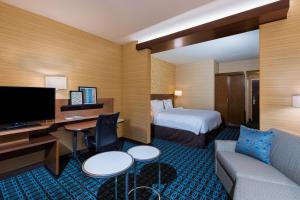 een hotelkamer met een bed en een bureau bij Fairfield Inn & Suites by Marriott Corpus Christi Aransas Pass in Aransas Pass