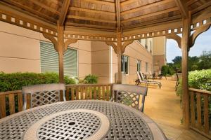 an outdoor table and chairs under a wooden pergola at Fairfield Inn & Suites by Marriott Marshall in Marshall