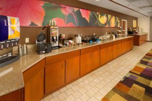 eine große Küche mit einer langen Theke in einem Restaurant in der Unterkunft Fairfield Inn & Suites by Marriott Marshall in Marshall