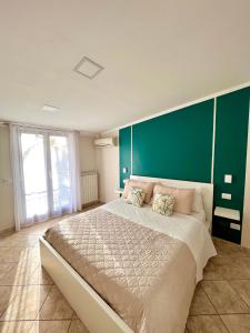 une chambre avec un grand lit avec un mur végétal dans l'établissement La Sorrentina, à Gragnano