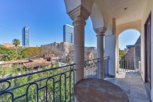 uma varanda com uma mesa e vista para a cidade em Elegant French Patio Home with Private Pool em Houston