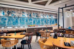 un ristorante con tavoli e sedie in legno e lavagna di Renaissance Fort Lauderdale Cruise Port Hotel a Fort Lauderdale