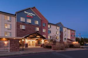 ein Hotel mit einem Schild auf der Vorderseite in der Unterkunft TownePlace Suites by Marriott Little Rock West in Little Rock