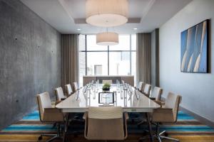 una sala de conferencias con una gran mesa blanca y sillas en SpringHill Suites by Marriott San Diego Downtown/Bayfront en San Diego