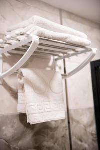 een handdoekenrek met handdoeken in de badkamer bij Galapera Hotel in Istanbul