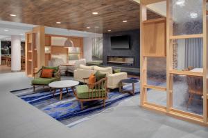 un vestíbulo con una sala de espera con sillas y mesas en Fairfield Inn & Suites by Marriott Roanoke Salem en Salem