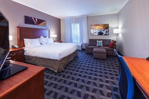 オデッサにあるTownePlace Suites by Marriott Odessaのベッドとテレビが備わるホテルルームです。