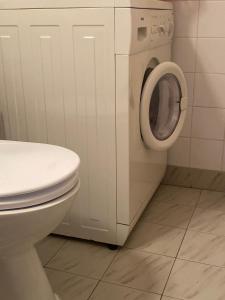 een badkamer met een toilet en een wasmachine bij TA&TI in Ohrid