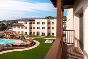 サンタバーバラにあるResidence Inn by Marriott Santa Barbara Goletaのプール付きのホテルのバルコニーから景色を望めます。