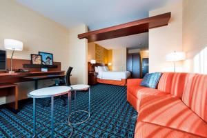 レブンワースにあるFairfield Inn & Suites by Marriott Leavenworthのソファ、ベッド、デスクが備わるホテルルームです。