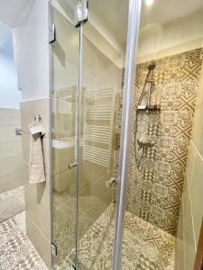 Et badeværelse på Design Luxury Asboth #FreePrkng