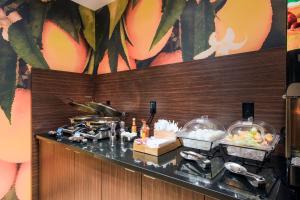 kuchnia z blatem z jedzeniem w obiekcie Fairfield Inn & Suites by Marriott Leavenworth w mieście Leavenworth