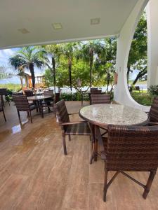 una sala da pranzo con tavolo e sedie di Flat Guarajuba, Charmoso Porto Smeralda a Guarajuba