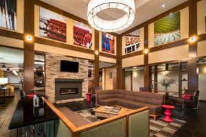 Area lounge atau bar di Four Points by Sheraton Louisville Airport