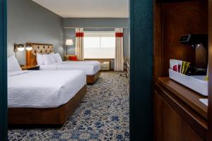 a hotel room with two beds and a window at Four Points by Sheraton Louisville Airport in Louisville