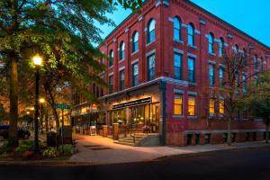 um edifício de tijolos vermelhos numa rua da cidade em Fairfield Inn & Suites by Marriott Keene Downtown em Keene