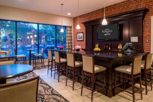 Fairfield Inn & Suites by Marriott Keene Downtown في كين: وجود بار في المطعم مع الكراسي والطاولات