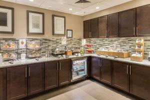 una cocina con una barra con comida. en Fairfield Inn & Suites by Marriott Keene Downtown, en Keene