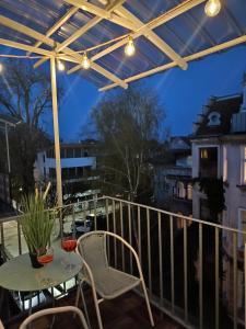 eine Terrasse mit einem Tisch und Stühlen auf dem Balkon in der Unterkunft Apartament Pułaskiego 11m8 - Centrum Sopotu 1 min do Monciaka in Sopot