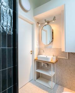 uma casa de banho com um lavatório e um espelho em Charming studio - in the downtown em Budapeste