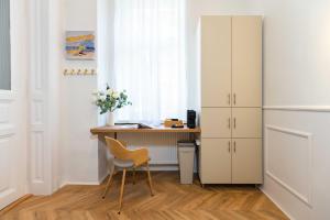 um escritório com uma secretária e uma cadeira em Charming studio - in the downtown em Budapeste