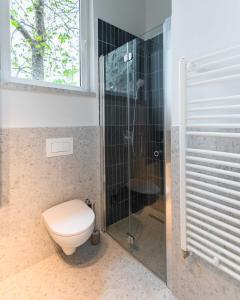 uma casa de banho com um WC e uma cabina de duche em vidro. em Charming studio - in the downtown em Budapeste