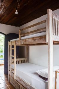 Krevet ili kreveti na sprat u jedinici u okviru objekta Flow Hostel Juquehy